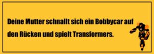 Deine Mutter Witze gehen in die nächste Runde: Deine Mutter schnallt sich ein Bobbycar auf den Rücken und spielt Transformers.